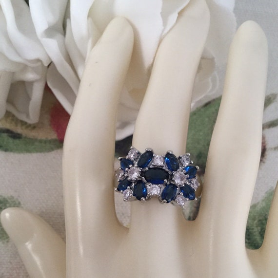 Vintage Jewellery White Gold Ring with Blue and W… - image 10