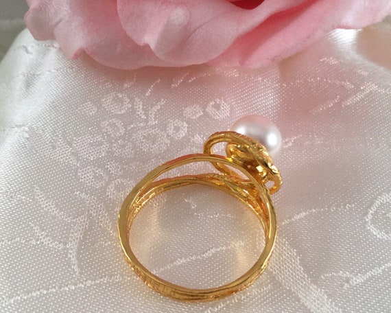 Vintage Jewellery Yellow Gold Ring With Genuine White Pearl Vintage Jewellery Yellow Gold Ring With Genuine White Pearl