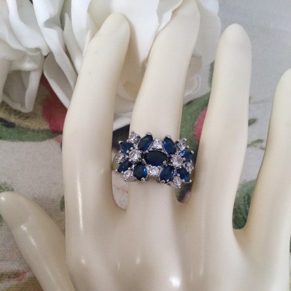 Vintage Jewellery White Gold Ring with Blue and W… - image 9