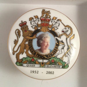 Queen Elizabeth Trinket Jewelry Box Pot Golden Jubilee 1952 - 2002 Crown Windsor Fine Bone China England English Queens Souvenir Gift UK