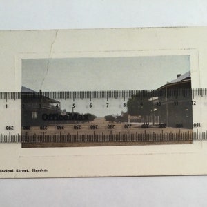 Antieke vintage oude foto ansichtkaart Principal Street Harden kleur ansichtkaart