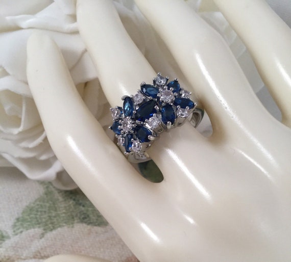 Vintage Jewellery White Gold Ring with Blue and W… - image 5