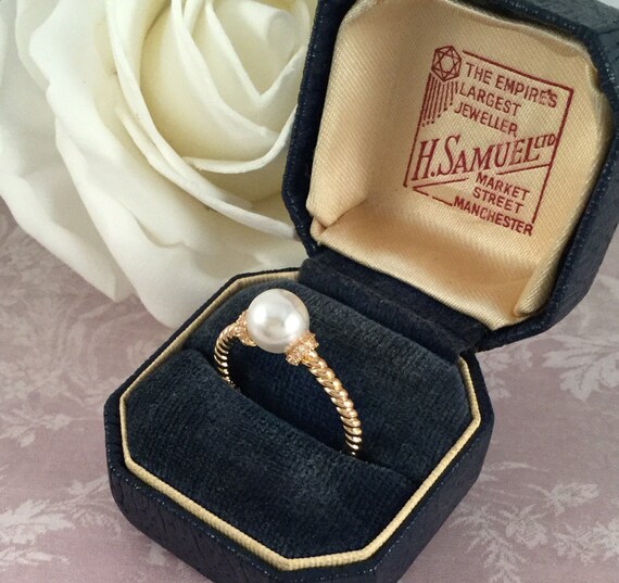 Vintage Jewellery Yellow Gold Twist Band Ring With Pearl and White