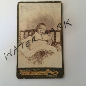 CDV Carte de Viste stare antyczne czarno-białe zdjęcie dziecka, prawdopodobnie post mortem, zdjęcie Momento Mori