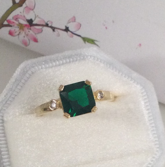 Vintage Jewellery Yellow Gold Ring with Emerald a… - image 1