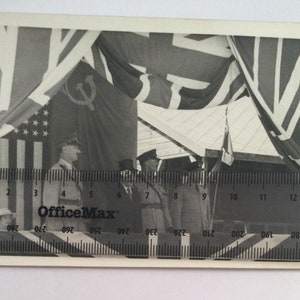Antigo vintage preto e branco cartão de foto antigo cartão postal desfile militar saudação bandeiras da URSS EUA Grã-Bretanha soldados uniformes chapéus bonés