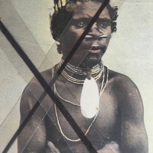 Oude antieke vintage kleur foto ansichtkaart Australische Aboriginal Chief met bot door neus en shell kettingen borstplaat