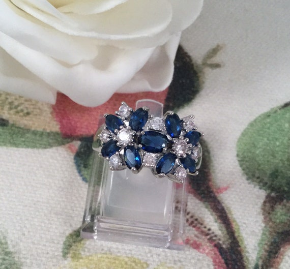 Vintage Jewellery White Gold Ring with Blue and W… - image 6