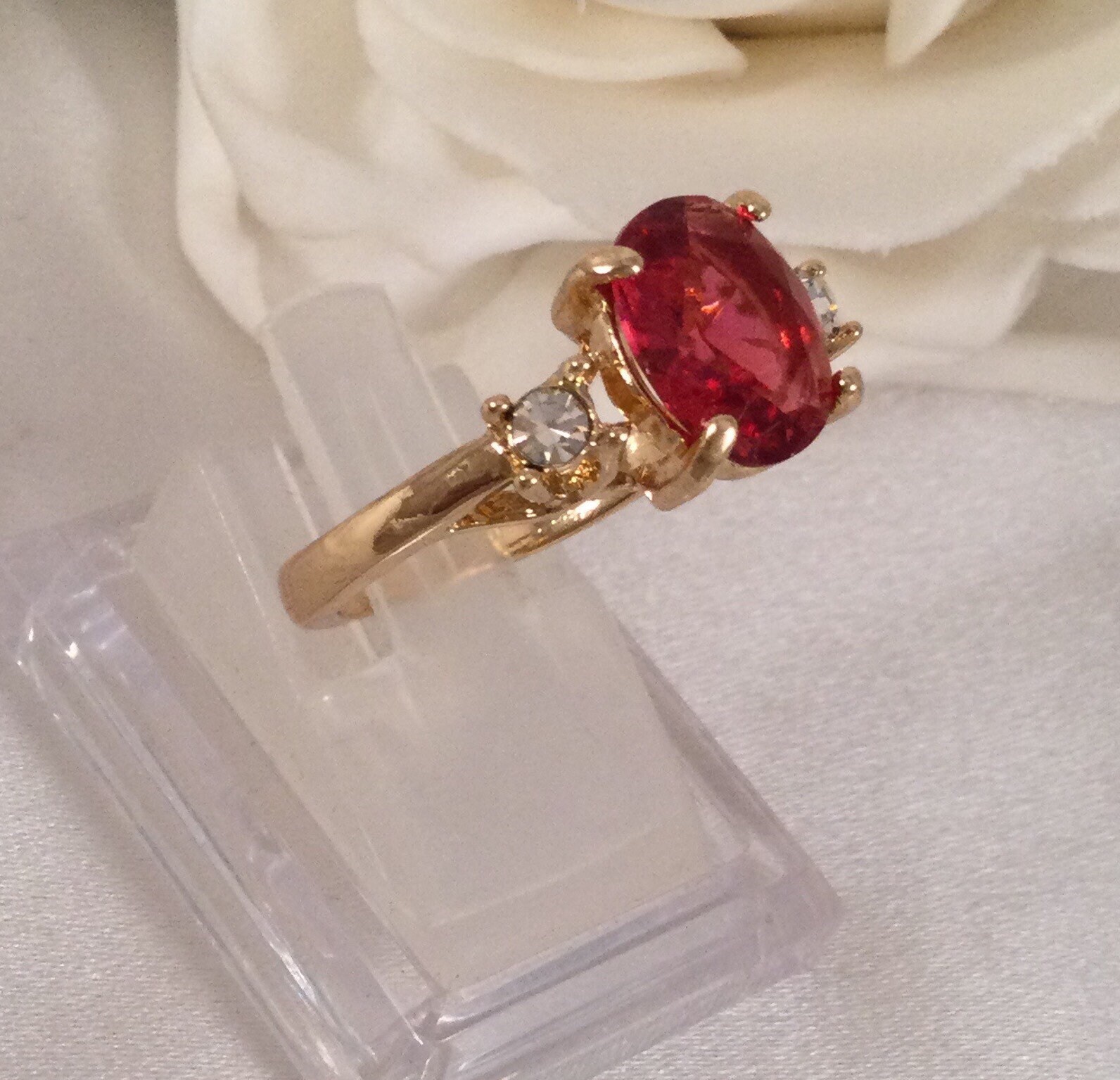 Color Blossom Ring, Yellow Gold, White Gold, White Agate And Diamonds -  Categories Q9L99B