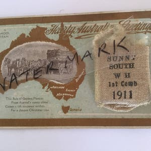 Alte antike Vintage Postkarte mit Foto von australischem Pferdewolle Clip Team mit 2D Ballen mit Vlies Greetings from Australia 1911