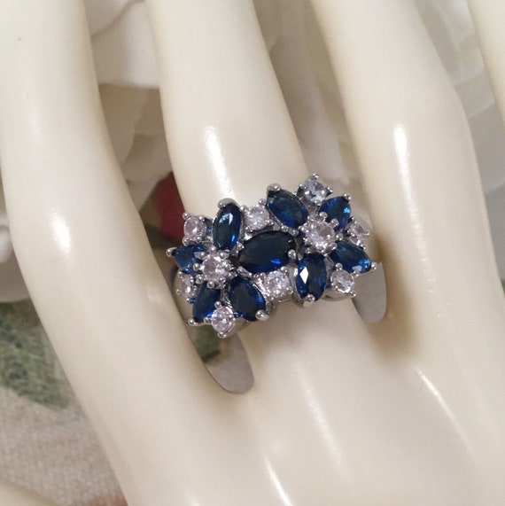 Vintage Jewellery White Gold Ring with Blue and W… - image 4