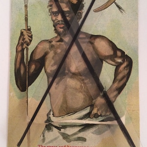 Postal vintage aborigen australiano con lanza y boomerang en color con tarjeta postal desplegable con fotografía en blanco y negro de Katoomba