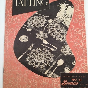 Puede incluir: Un libro de instrucciones vintage para el tejido de bolillos, con una foto en blanco y negro de una mesa puesta con manteles individuales de ganchillo. El libro se titula "TATTING" y está etiquetado como "INSTRUCTION BOOK NO. 21 Semco PTY. LTD. BLACK ROCK VICTORIA".