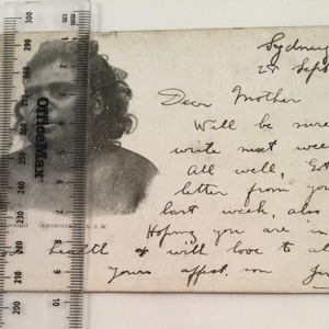 Tarjeta postal con fotografía en blanco y negro de los aborígenes australianos antiguos con fotografía postal de sellos de Nueva Gales del Sur