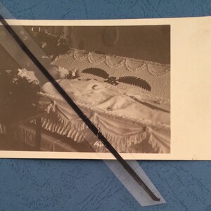 antieke Memento Mori dood vrouw in kist foto post mortem postmortale vintage foto postkaart bloemen kransen ansichtkaart