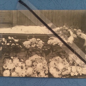 antieke Memento Mori dood vrouw in kist foto post mortem postmortale vintage foto ansichtkaart ansichtkaart bloemen kransen