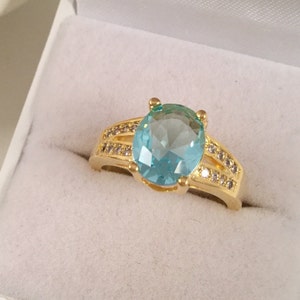Biżuteria Vintage Pierścień ze żółtego złota z centralnym kamieniem akwamarynu i białymi szafirami Antyczna biżuteria w stylu Art Deco, mały pierścionek, rozmiar 7 lub O