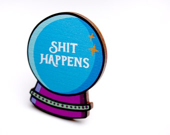 Brosche Anstecker Pin SHIT HAPPENS Geschenk lustig Spruch Hellseher Wahrsager Glaskugel Motivation boho pastell