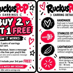 Pode incluir: Um cartaz informativo branco com texto em preto e rosa e gr&aacute;ficos de cora&ccedil;&otilde;es. O lado esquerdo diz RuckusPop Earrings Buy 2 Get 1 Free. O lado direito detalha os brincos, incluindo feitos &agrave; m&atilde;o e pinos de a&ccedil;o inoxid&aacute;vel.