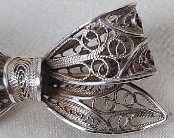 Sweet Little Brooch-Silver Filigree Bow.