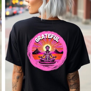 Może przedstawiać: Czarny T-shirt z różowym kołem graficznym z przodu i różowym kołem graficznym z tekstem "GRATEFUL" i medytującą postacią z tyłu.