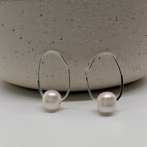 Weiße Süßwasserperle Sterling Silber Oval Creolen - Einfache Ohrringe für jeden Tag, Hochzeit, Geburtstag, Muttertagsgeschenk