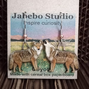 Pendientes Coyote de Jabebo, Inspirando Curiosidad con cartón de caja de cereales reutilizado