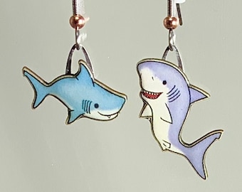 Orecchini Baby Shark (con mamma) di Jabebo Studio, ispirano la curiosità con cartone riutilizzato