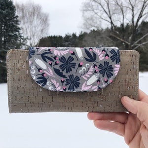 Cartera de corcho floral, embrague de viaje floral gris, cartera vegana para mujer, bolsillo floral para mujer, cartera delgada de corcho, monedero de viaje
