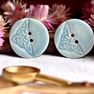 Celtic Knot Button in Norse Blue, Button, Ceramic Buttons, Celtic Button, Celtic Triangle, Sew on Buttons, Ceramic Embellishments, Buttons imagem 1