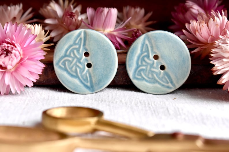 Celtic Knot Button in Norse Blue, Button, Ceramic Buttons, Celtic Button, Celtic Triangle, Sew on Buttons, Ceramic Embellishments, Buttons imagem 1