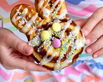 Easter is coming! So cute bunny cinnamon rolls