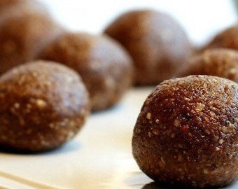 Boulettes de noix de coco, cannelle et raisins crus