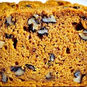 Süßes Brot mit schwarzem Kürbis und Ahornsirup