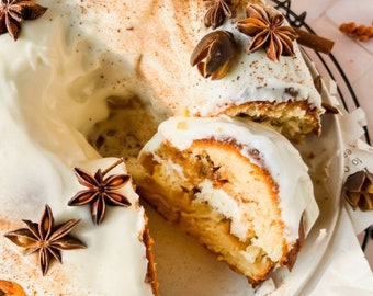 Torta speziata Chai con cocco e cuore di cioccolato bianco.