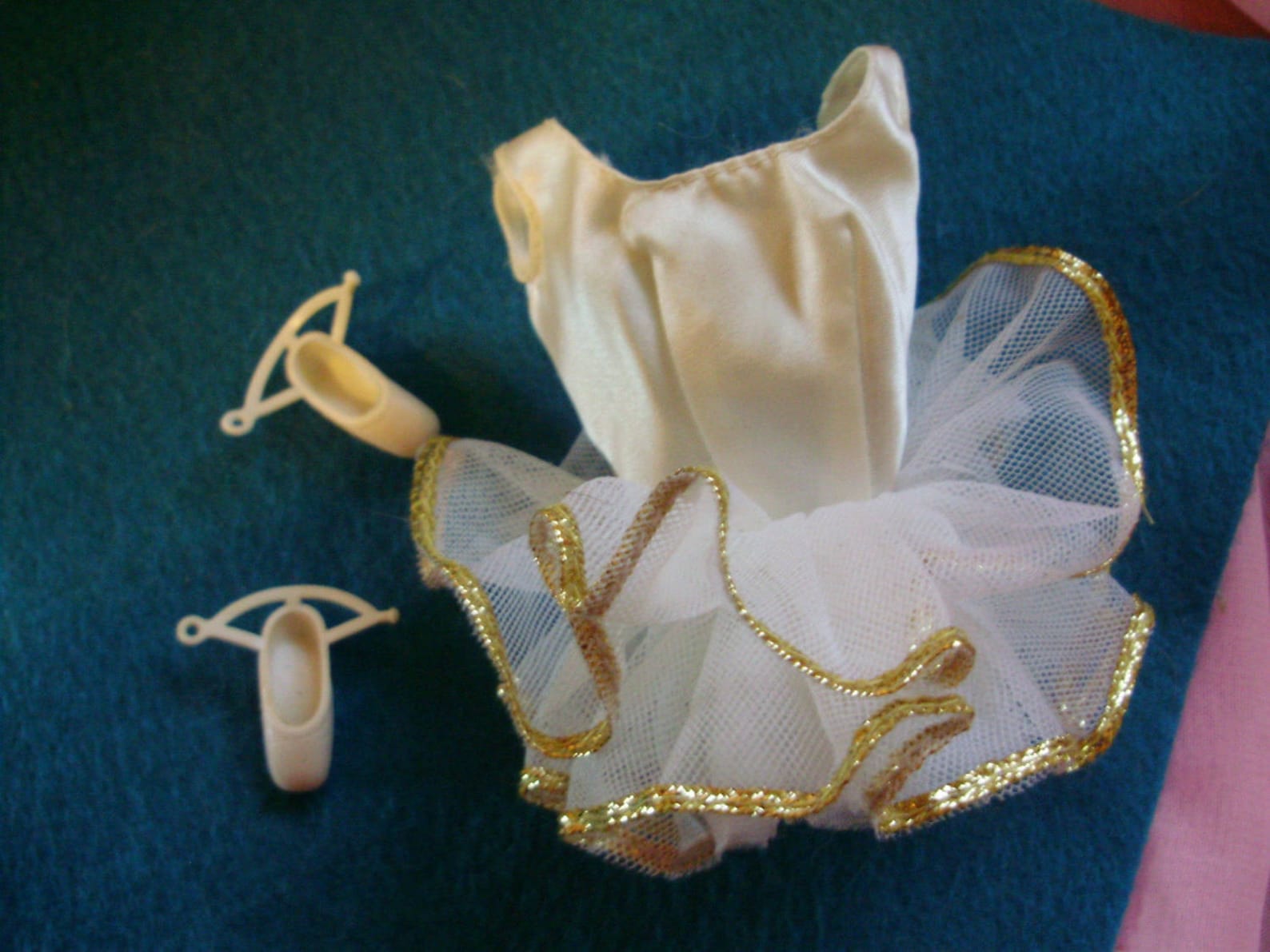 1976 mod barbie *white ballet outfit* #9093 white satin tutu & ankle strap ballerina slippers -vintage squishy shoes