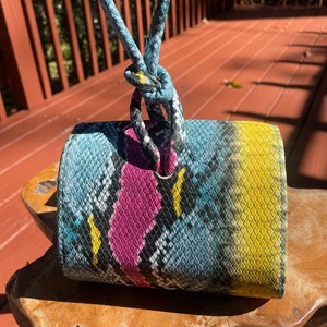 Bolso de mano multicolor con imitación de serpiente