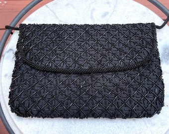 Pochette de soirée noire ornée de perles
