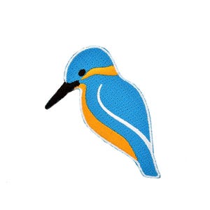 Könnte beinhalten: Gestickter Aufnäher mit einem stilisierten Eisvogel. Der Vogel hat einen blauen Körper, einen orangefarbenen Bauch, einen schwarzen Schnabel und einen gelben Streifen auf dem Kopf. Der Aufnäher ist zum Aufbügeln oder Aufnähen auf Stoff vorgesehen.
