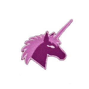 Könnte beinhalten: Lilafarbener gestickter Bügelaufkleber mit einem Einhornkopf und einem rosafarbenen Horn.