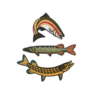 Op de afbeelding: Drie geborduurde strijkpatches met verschillende vissen. De bovenste vis is een zalm met rode, gele en witte strepen. De middelste vis is een groene en witte snoek. De onderste vis is een gele en groene snoek.