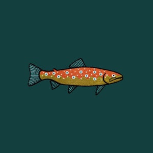 Könnte beinhalten: Ein gestickter Aufnäher einer braunen Forelle mit orangefarbenen und weißen Flecken auf dunkelgrünem Hintergrund.