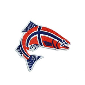 Könnte beinhalten: Gestickter Lachs-Patch in Rot und Blau. Der Fisch springt mit offenem Maul aus dem Wasser.