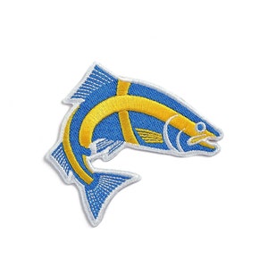 Puede incluir: Un parche bordado de un pez azul y amarillo saltando fuera del agua. El pez está rodeado de un contorno blanco.