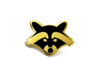 Raccoon pin gold - playful companion for explorers and nature lovers