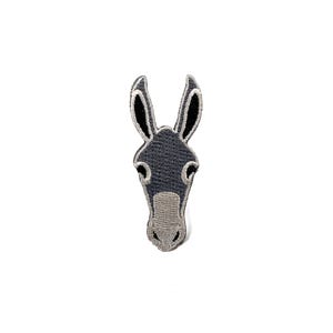 Peut inclure: Écusson brodé représentant une tête d'âne. Le patch est gris avec des détails noirs sur les oreilles et un museau gris clair. Les yeux de l'âne sont petits et sombres. Conçu pour être repassé ou cousu sur du tissu.