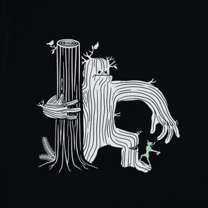 Op de afbeelding: Zwart-witte illustratie van een boommonster met een grote hand die naar een klein, groen stickfiguurtje reikt. Het boommonster staat naast een boomstam.