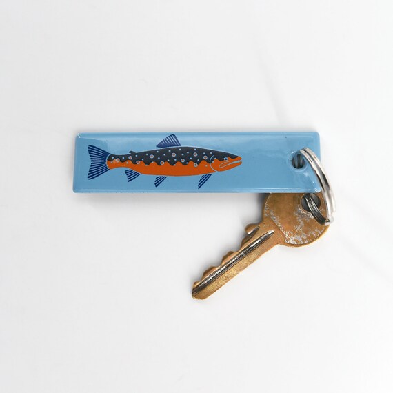Portachiavi smaltato a forma di trota - Pesca a mosca, pesce, trota fario, salmone, fiume, acqua, pesca, pesca con l'amo, fatto a mano nell'UE - Italia