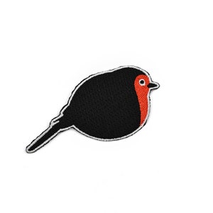 Könnte beinhalten: Ein gestickter Bügelaufkleber mit einem Rotkehlchen, in Schwarz und Rot.