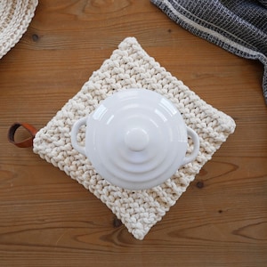 Crochet hot pad pattern, crochet potholder, quick Christmas gift, housewarming gift for hostess